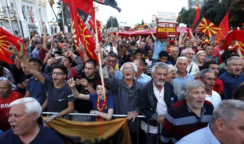 «Άκυρη η Συμφωνία των Πρεσπών» – Ανάλυση-κόλαφος για Τσίπρα-Ζάεφ από think tank – Θρίλερ στα Σκόπια – Βρέθηκαν οι «πρόθυμοι» βουλευτές;